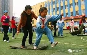 KD：你季后赛可不会这样有哨子！东契奇：这辈子没见过那么大空位！